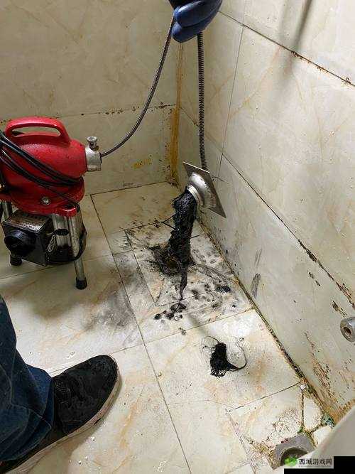 帮妈妈通下水道:家庭温暖的体现