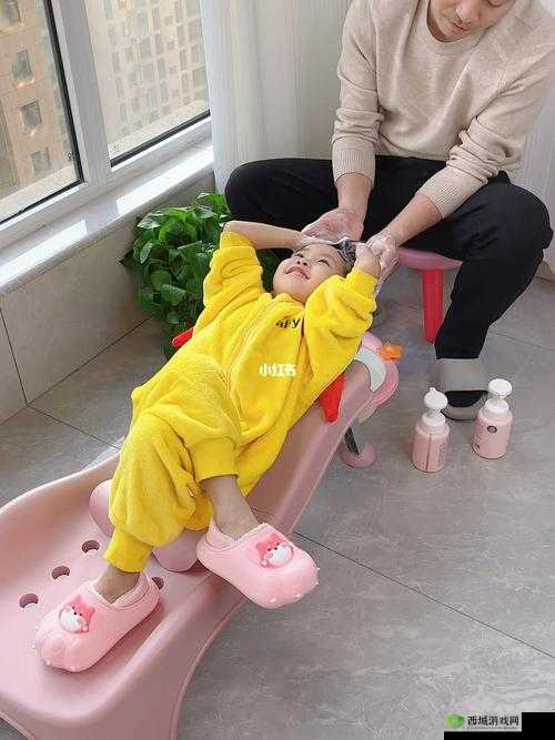 宝宝扶着水池乖乖让爸爸洗头:温馨一幕