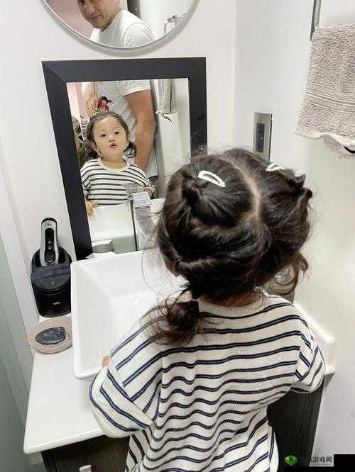 宝宝把脚抬高看镜子颠覆我们的认知:令人惊奇的一幕