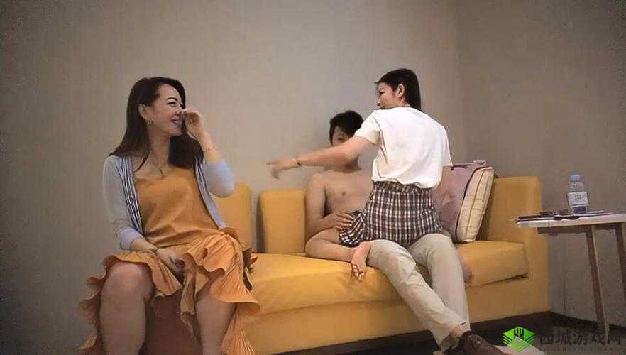 双飞探花:女仆装大学生轮换着操