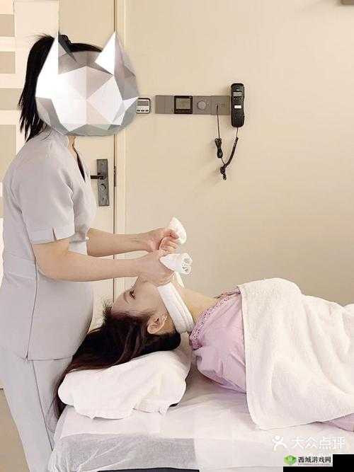 闺蜜养生趴:一个在上吃,一个在下面敷面膜