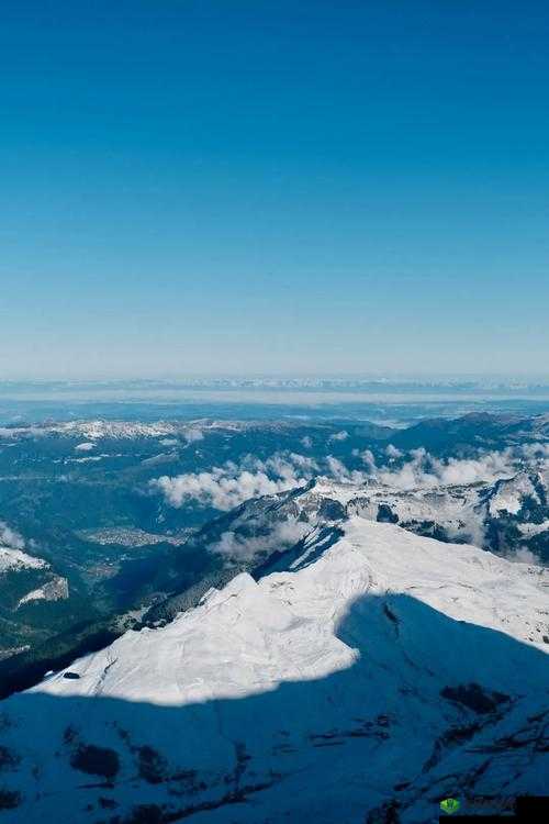 双手攀上少女峰舞蹈室,这是在干什么?