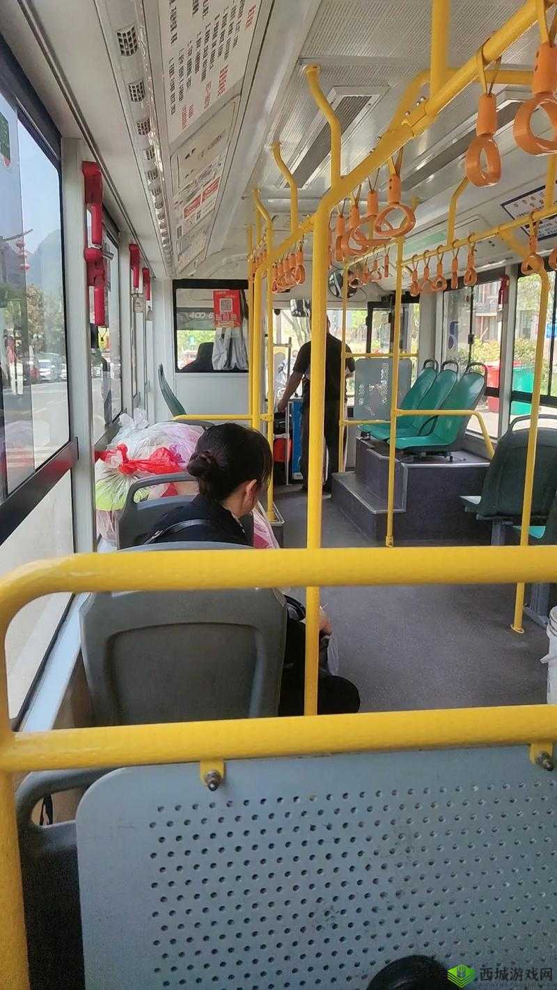 坐公交车最后一排被 C:这是怎样的体验