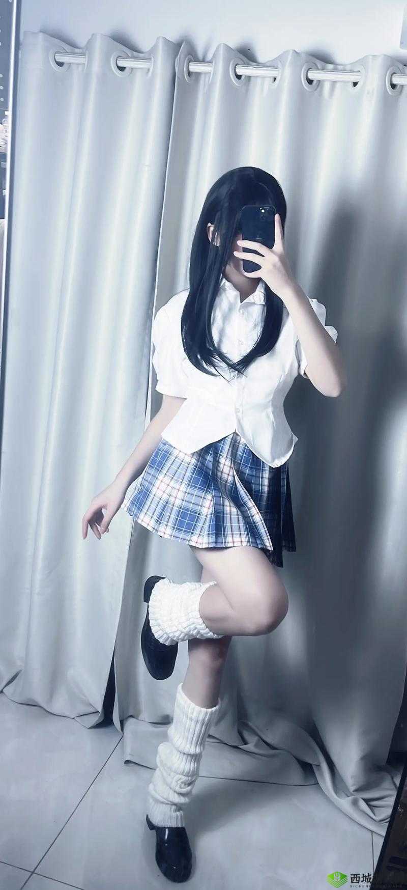 女子穿 JK 制服在快车道上狂飙:时速 160 公里,还拍视频炫耀