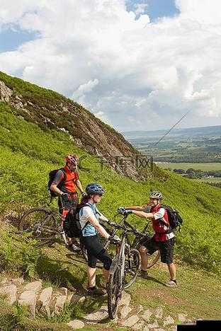 一前一后三个人一起骑自行车:充满活力的骑行之旅