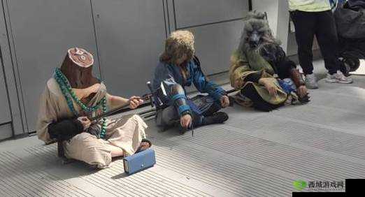 《魔力时代枕头大战,广州小蛮腰惊现圣诞老人抱枕狂欢》