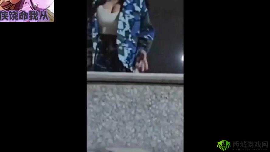 军训大白兔蹦出来了：教官与学生的趣味互动