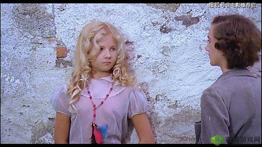 十二岁女孩打扑克：童真与游戏的交织