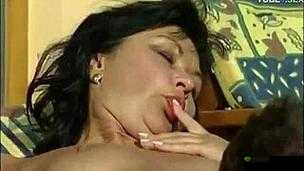 娇小熟女：毛茸茸性爱：一场激情的探索