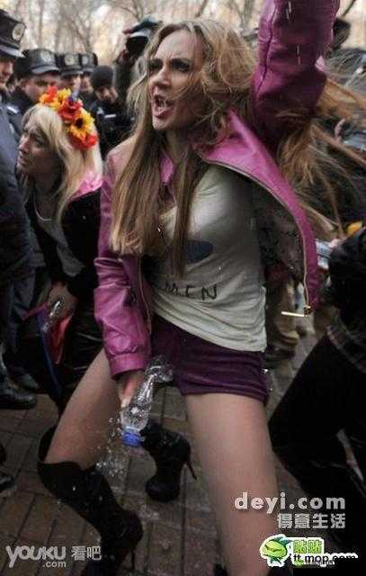 美女扒尿:行为艺术还是低俗炒作?