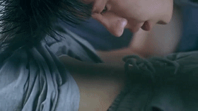 撕开内衣吸奶头舌吻明星:劲爆激情画面