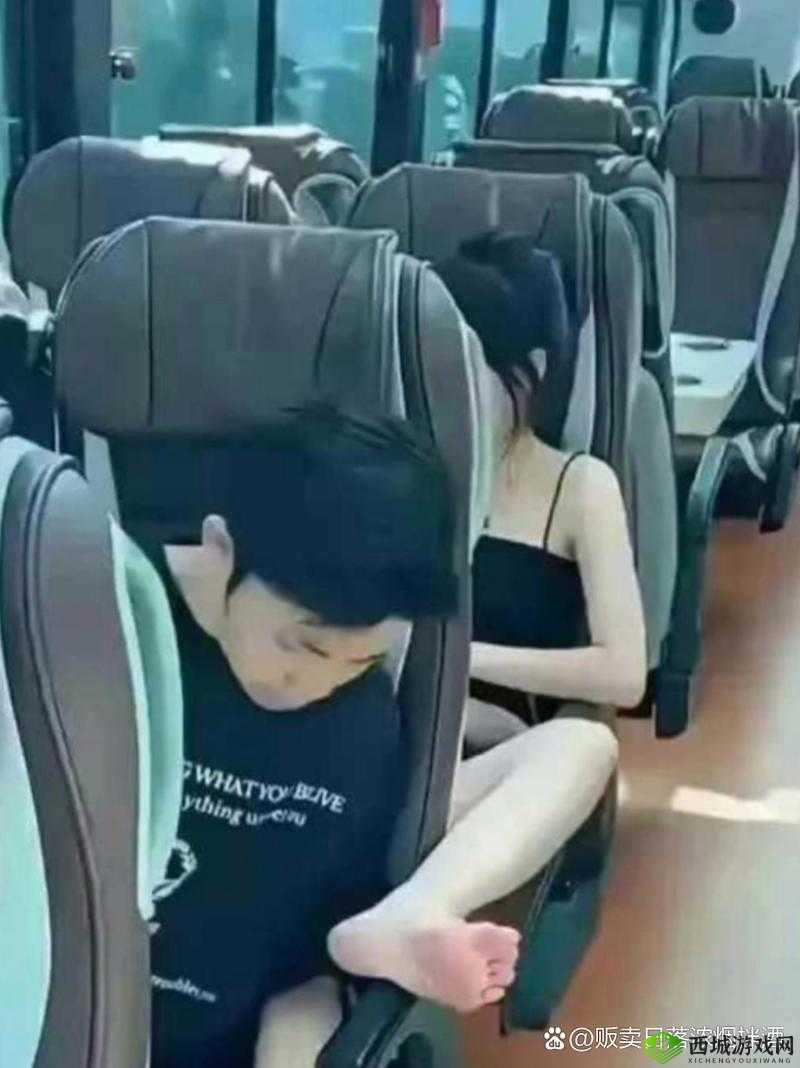 在公交车上,他竟达到了高 C