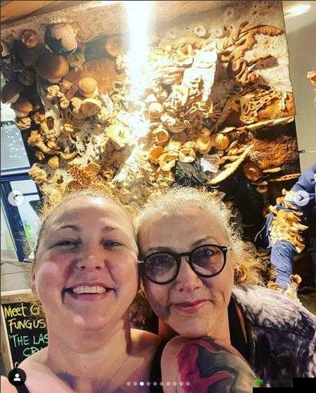 母亲用母爱和巧手打造最后生还者循声者雕塑