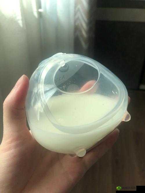 一边亲着一边面膜下奶视频：独特的护理与亲密瞬间记录