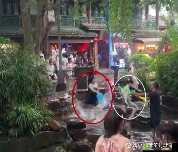 两个人一前一后展开激烈攻击叙述场景呈现