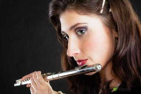 澳大利亚妇女用特殊部位吹奏长笛:艺术还是低俗?