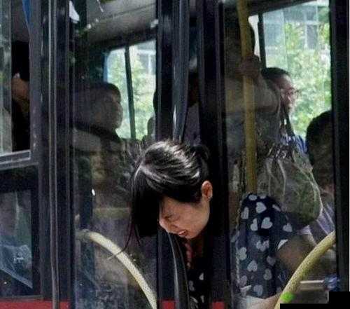 公交车上的疯狂行为:女子被狂亲,令人震惊的场景