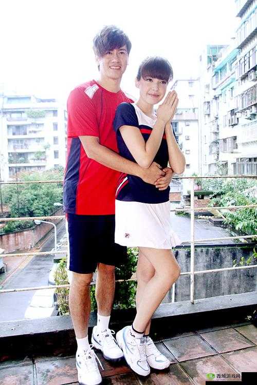 女生与男生一起进行亲密互动 APP:体验别样感受但需谨慎