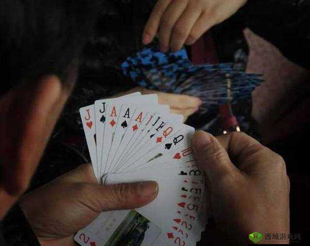 打扑克时的真实反应:疼与痛的交织