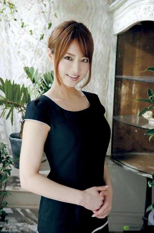 吉泽明步 AV 美女性感写真:极致诱惑无法抵挡