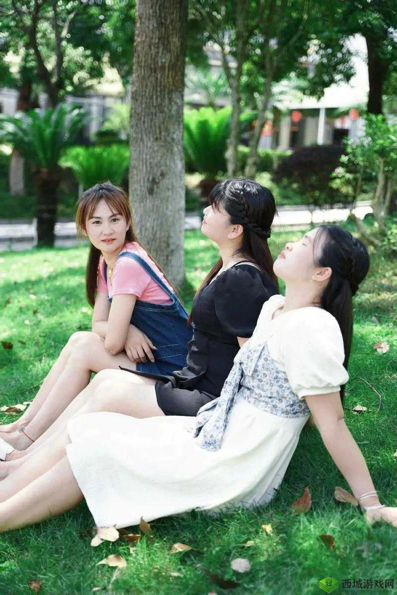 三人亲密合影:定格美好瞬间的温馨画面