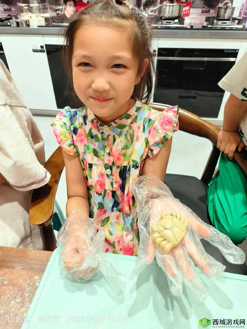 妈妈女儿齐上阵共做月饼:共享温馨亲子时光