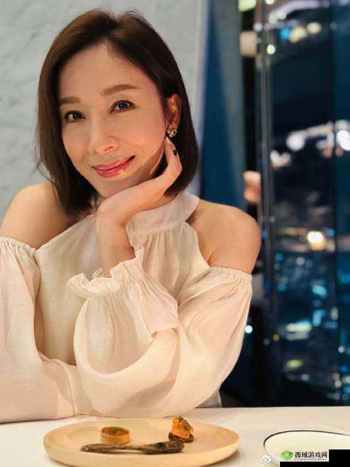 老公视角：美艳人妻在厨房做饭时撅着屁股