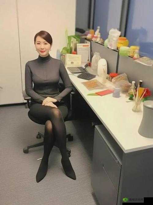 精品丝袜人妻的独特魅力:久久久久久的无尽韵味