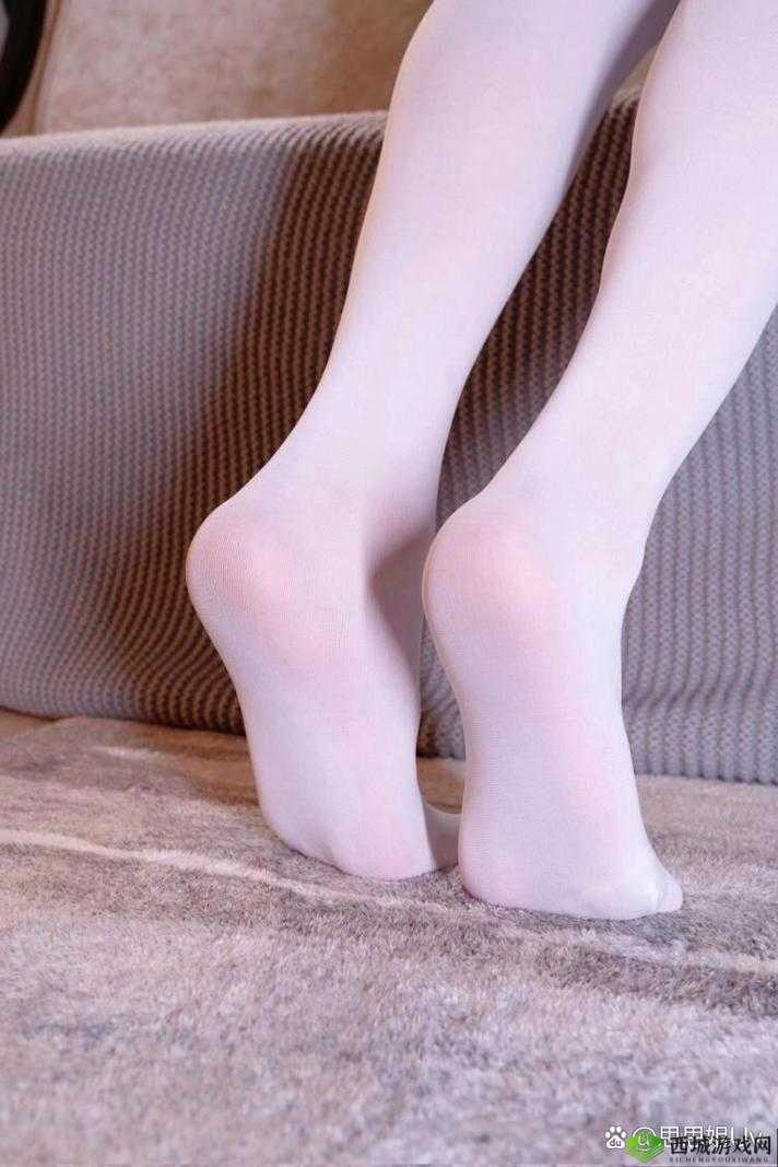 白丝校花私密时刻:扒腿自慰的清纯诱惑