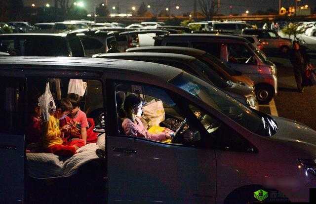 野外车里遭遇地震:惊险求生的特殊时刻