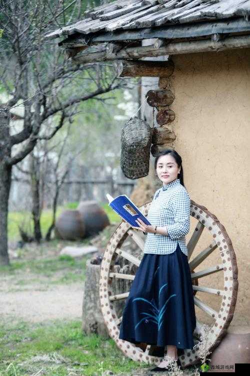 花楼女子檀木板下翘红痕:一段凄美哀怨的尘封往事