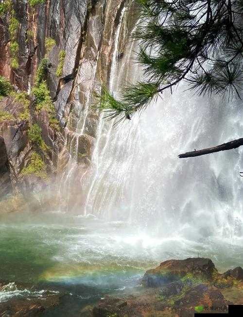 水帘白瀑如饥似渴般的壮丽景象