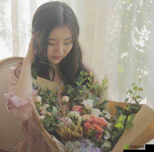 震惊校花为何趴在玻璃窗后做这种事?