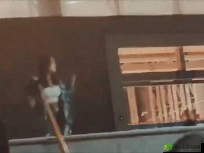 军训大白兔蹦出来了:令人惊奇的意外瞬间