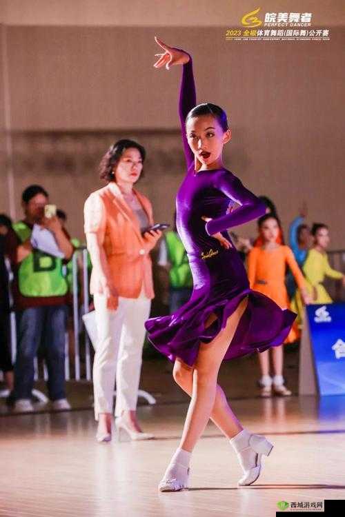 男生女生在一起嗟嗟嗟舞娘:一场青春活力的舞蹈盛宴