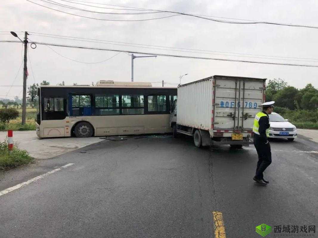 在拥挤的公车上:雪柔被猛烈撞击进出