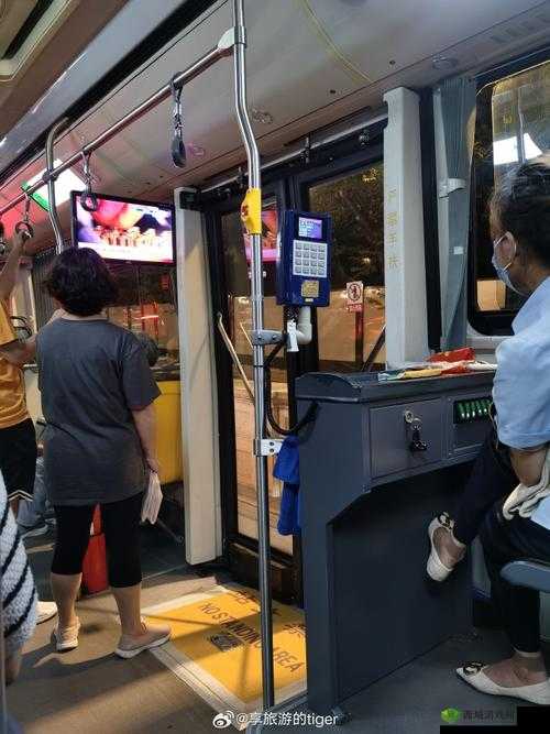 YD 小镇公交车售票员服务周到,耐心解答乘客问题