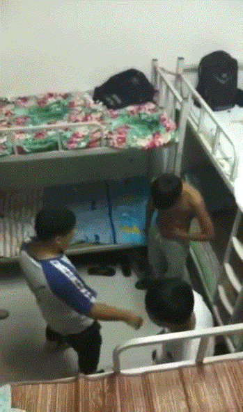 班长露出被男生强行揉:校园暴力何时休?