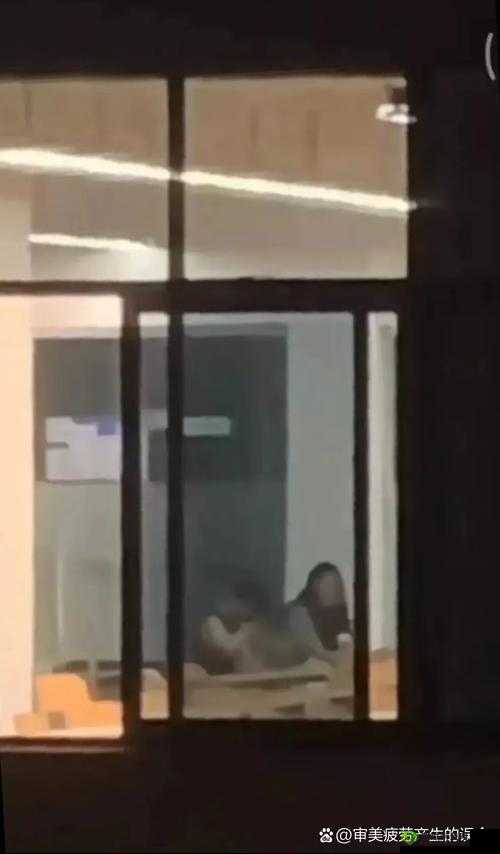 情侣之间晚上做运动有关灯的吗:探索私密时刻的选择偏好