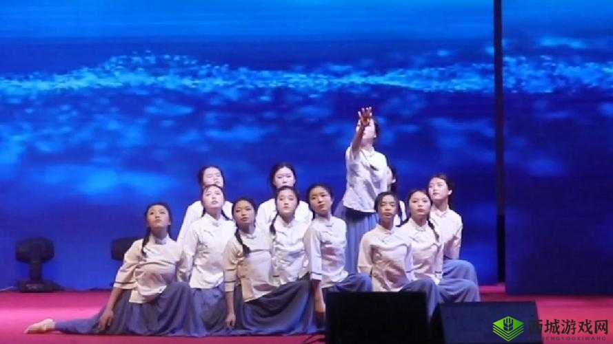 芭蕾舞跳舞前女生给男生解决:一段青春舞台背后的温暖故事