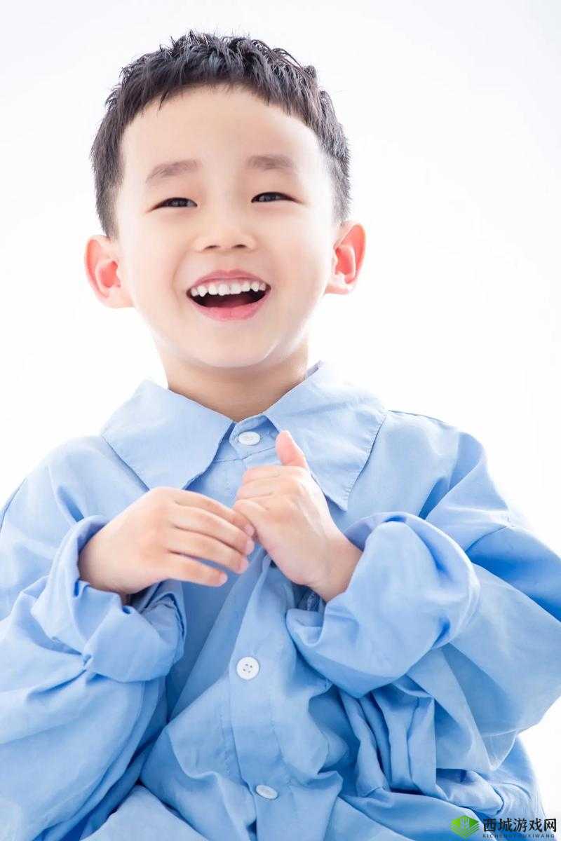 小男孩给小女孩吃困吧:充满童真的温馨瞬间