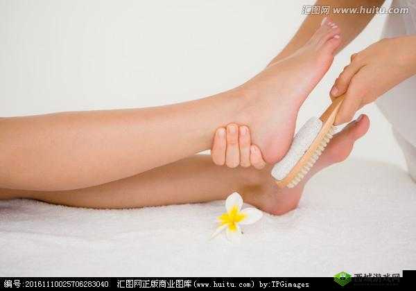 刷子刷女生脚底心羽毛：一场独特的感官挑战之旅