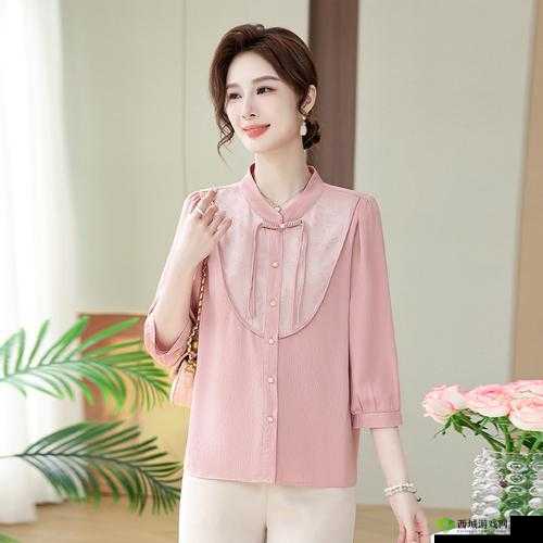 简约优雅:中年妈妈布扣上衣 2024 款式,展现成熟魅力