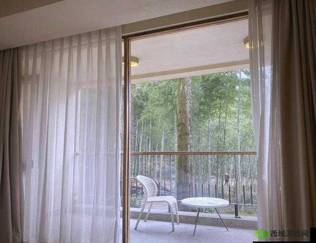 趴在玻璃窗做给别人看时的独特感受:一种别样的体验