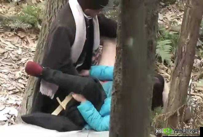 53 岁大妈山坡娱乐活动:别样的生活乐趣