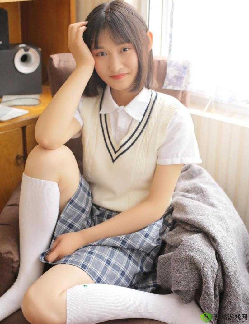 青涩稚嫩的国产学生妹：纯真校园与成人世界的碰撞