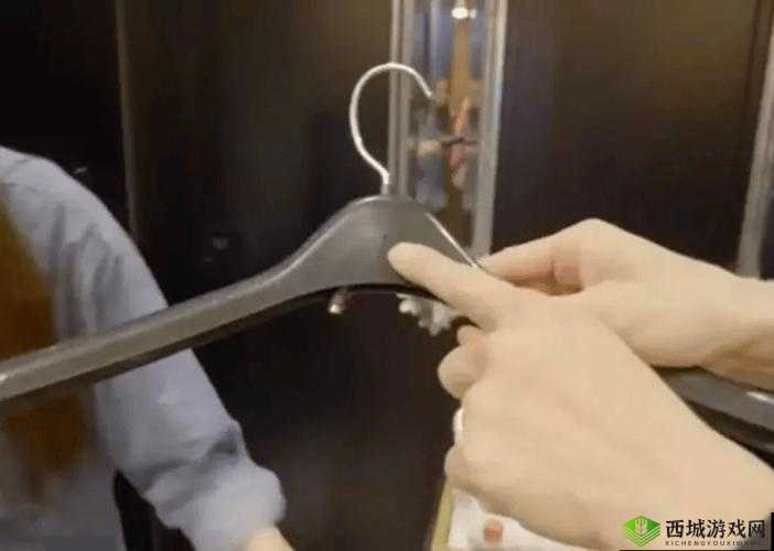 妻子出差,丈夫用针孔摄像头偷拍她和别人的性爱过程