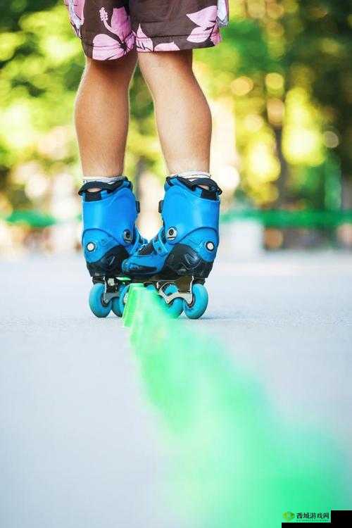 女生与男生一同畅享轮滑乐趣:相嗟嗟嗟轮滑鞋相伴之旅
