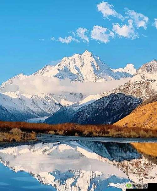 高耸的雪峰衬着巨大的蓝天:大自然的壮丽画卷