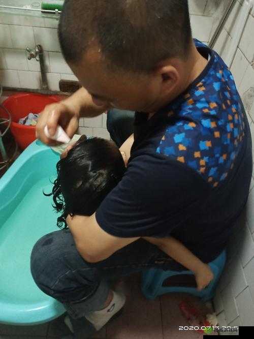 宝宝扶着水池乖乖让爸爸洗头:温馨亲子时刻的美好画面
